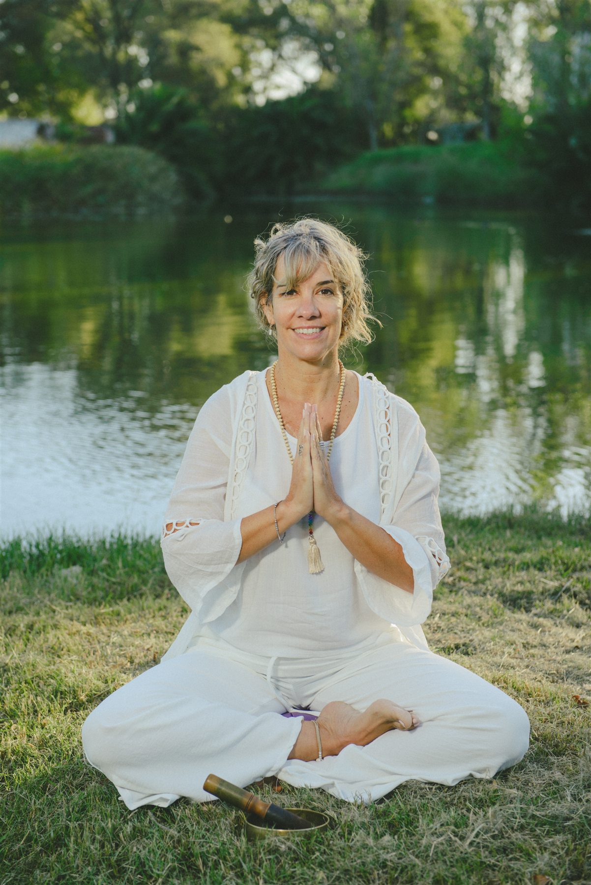 Rosana Rangone en postura de meditacion con las manos juntas