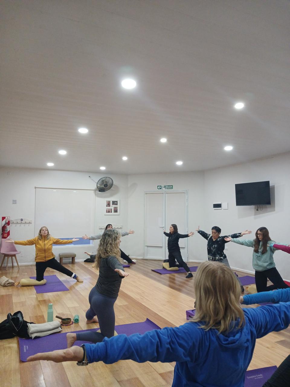 Clase grupal de yoga guiada por Rosana